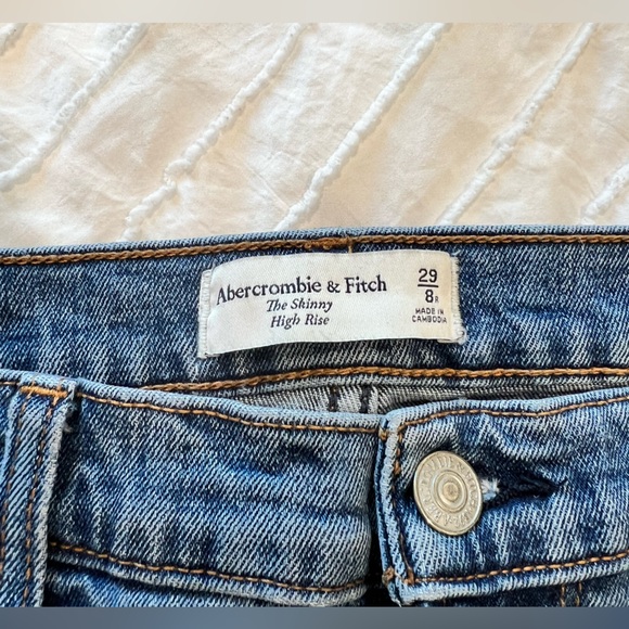 A&F The Skinny Highrise split hem jean. Size 29/8R - Picture 5 of 5